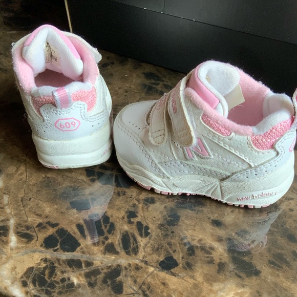 New balance shoes - Picture 2 of 3